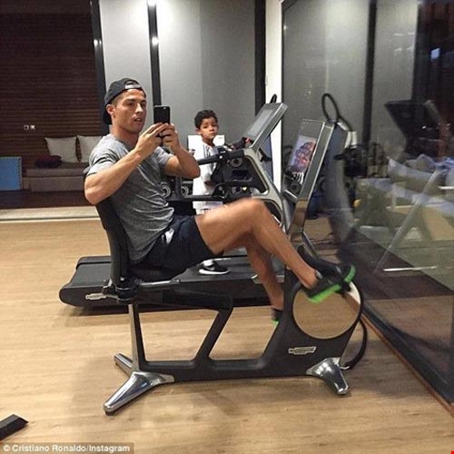 Ronaldo hì hục tập gym, Messi say mê tập sút - 3