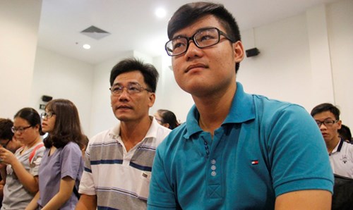 Bố con cùng tham gia tư vấn tuyển sinh đại học - 2