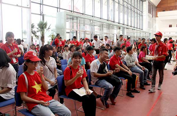 Hơn 2.500 người xếp hình cờ đỏ sao vàng kêu gọi hiến máu - 2