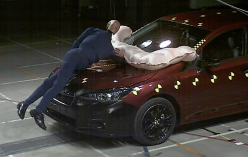 Subaru Impreza mới trang bị túi khí bảo vệ người đi đường - 1