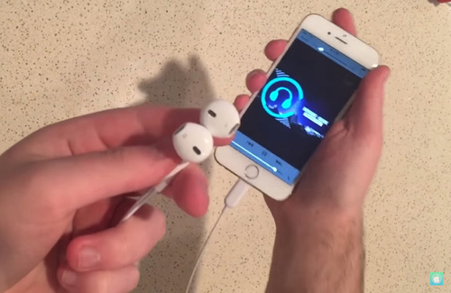 Video tai nghe EarPods dùng cổng Lightning trên iPhone 7 - 1