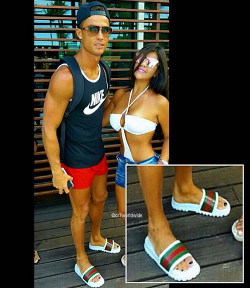 Ronaldo điệu đà đeo khuyên tai trắng, sơn móng chân - 1