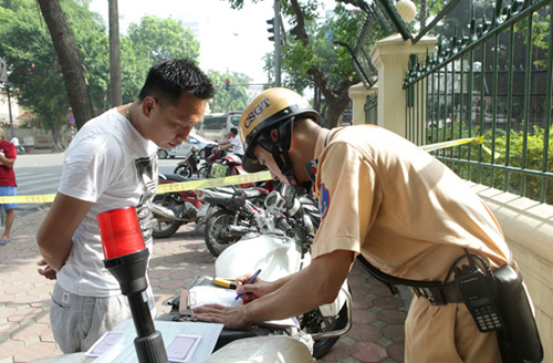 Ngày đầu tăng mức phạt vi phạm giao thông, nhiều người ngơ ngác - 4
