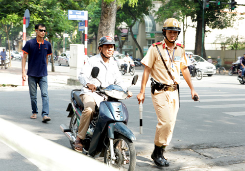 Ngày đầu tăng mức phạt vi phạm giao thông, nhiều người ngơ ngác - 5