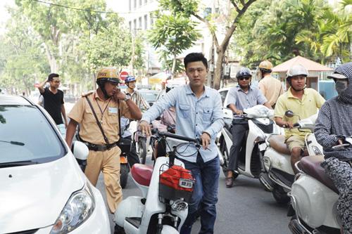 Ngày đầu tăng mức phạt vi phạm giao thông, nhiều người ngơ ngác - 3
