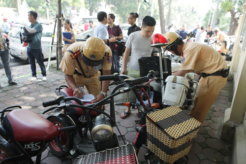 Ngày đầu tăng mức phạt vi phạm giao thông, nhiều người ngơ ngác - 9