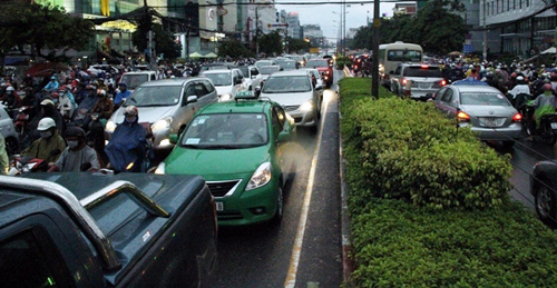 TP.HCM: Mưa 30 phút, kẹt xe kinh hoàng ngày đầu tuần - 2