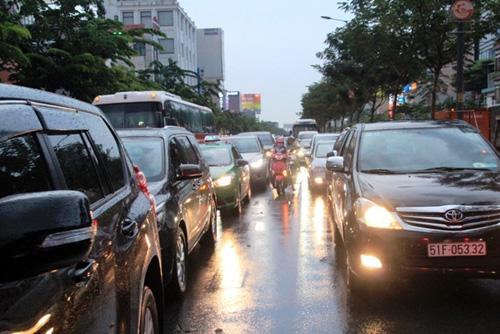 TP.HCM: Mưa 30 phút, kẹt xe kinh hoàng ngày đầu tuần - 6