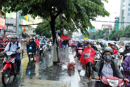 TP.HCM: Mưa 30 phút, kẹt xe kinh hoàng ngày đầu tuần - 5