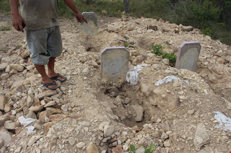 Dân bức xúc vì dự án “đào trộm” hơn 130 ngôi mộ - 1