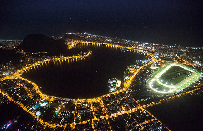 Ánh đèn từ khu vực thi đấu Rowing nổi rực một góc Rio de Janeiro buổi tối.
