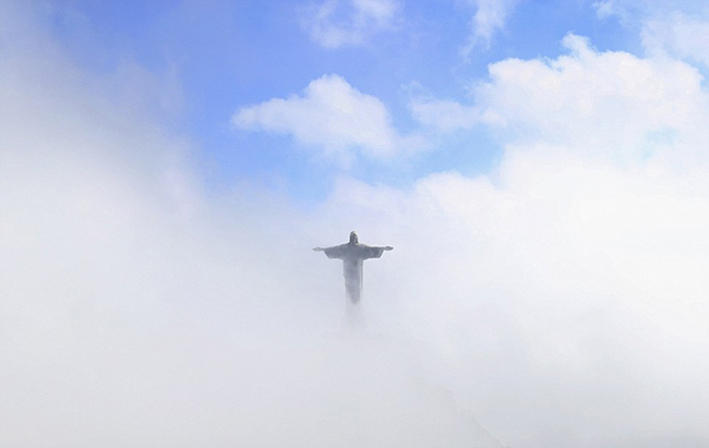 Bức tượng Chúa Jesus bao quanh bởi những đám mây.
