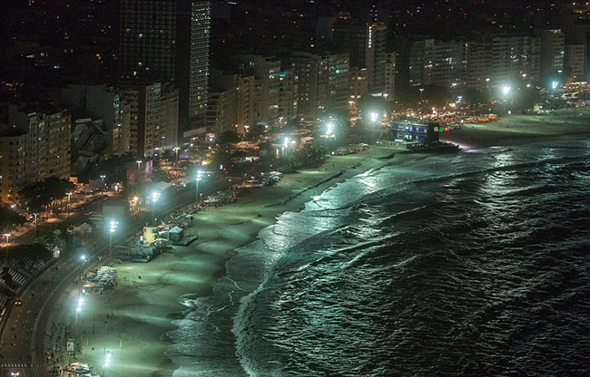 Bãi biển nổi tiếng của thành phố lúc về đêm.
