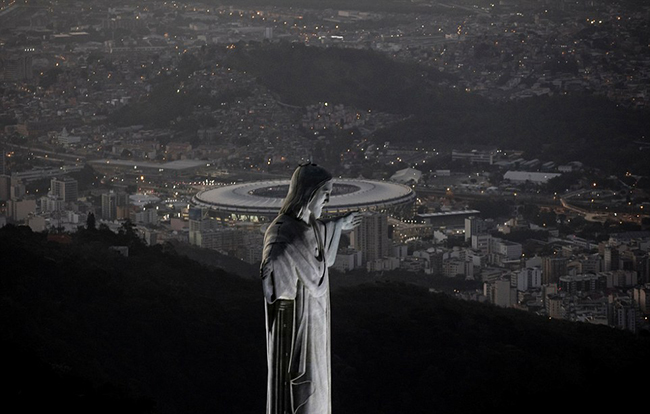 Một góc chụp xa hơn bức tượng Chúa Jesus, với sân vận động Maracana ở phía xa.
