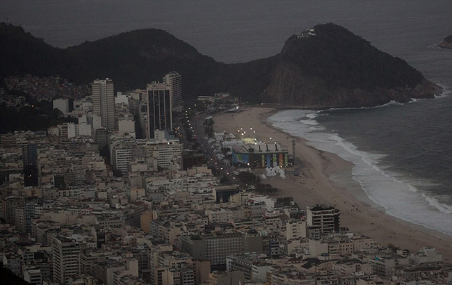 Ánh đèn từ SVĐ bóng chuyền bãi biển ven bờ biển Copacabana.
