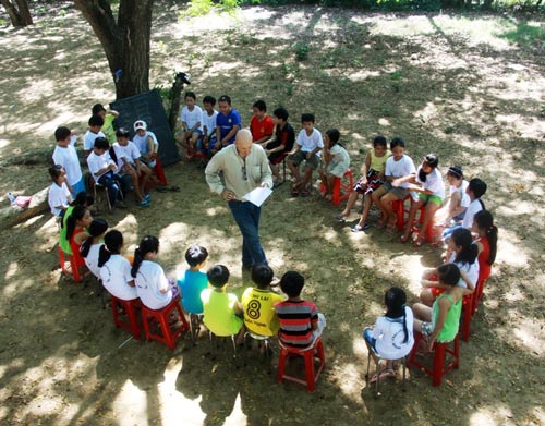 Lớp học ông Tây ở “làng thảm sát” - 2