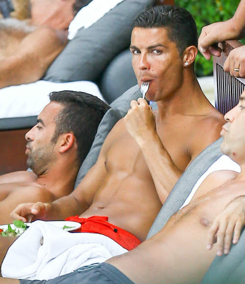 Nghỉ hè ở Mỹ, Ronaldo lộ diện bạn gái mới gây sốt - 1
