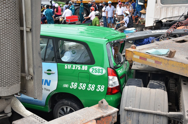 Hãi hùng: Container lao vào dòng xe đang chờ đèn đỏ - 3