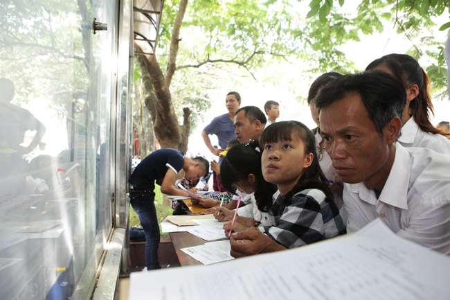Ảnh: Thí sinh, phụ huynh chen nhau đăng ký hồ sơ xét tuyển đại học - 3