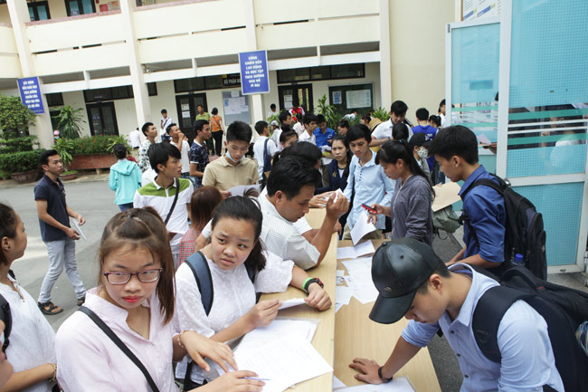 Ảnh: Thí sinh, phụ huynh chen nhau đăng ký hồ sơ xét tuyển đại học - 2