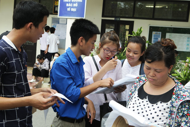 Ảnh: Thí sinh, phụ huynh chen nhau đăng ký hồ sơ xét tuyển đại học - 5