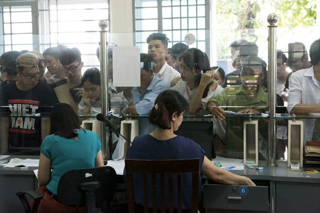 Ảnh: Thí sinh, phụ huynh chen nhau đăng ký hồ sơ xét tuyển đại học - 7