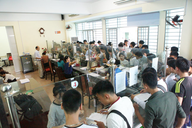 Ảnh: Thí sinh, phụ huynh chen nhau đăng ký hồ sơ xét tuyển đại học - 6