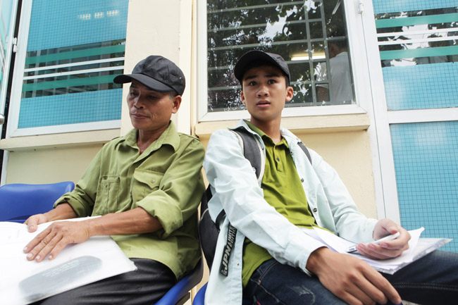 Ảnh: Thí sinh, phụ huynh chen nhau đăng ký hồ sơ xét tuyển đại học - 9