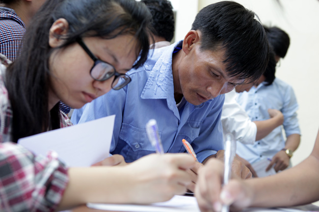 Ảnh: Thí sinh, phụ huynh chen nhau đăng ký hồ sơ xét tuyển đại học - 4