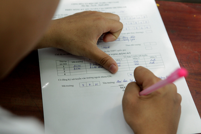 Ảnh: Thí sinh, phụ huynh chen nhau đăng ký hồ sơ xét tuyển đại học - 12