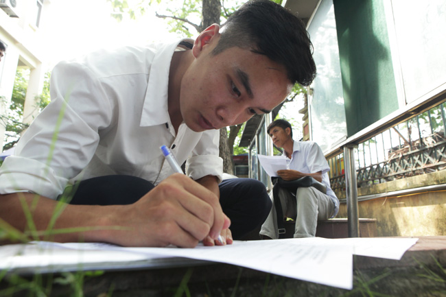 Ảnh: Thí sinh, phụ huynh chen nhau đăng ký hồ sơ xét tuyển đại học - 10