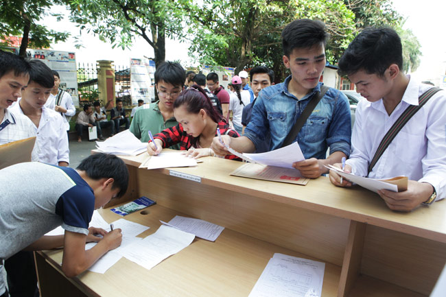 Ảnh: Thí sinh, phụ huynh chen nhau đăng ký hồ sơ xét tuyển đại học - 13