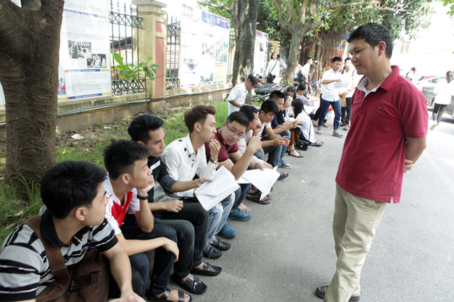 Ảnh: Thí sinh, phụ huynh chen nhau đăng ký hồ sơ xét tuyển đại học - 2