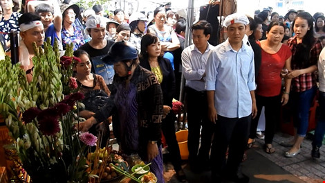 Hàng ngàn người tiễn gia đình 6 người tử nạn trong đám cháy - 2