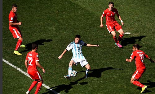 Dắt bóng "cân cả thế giới": Đặc sản của Messi - 1
