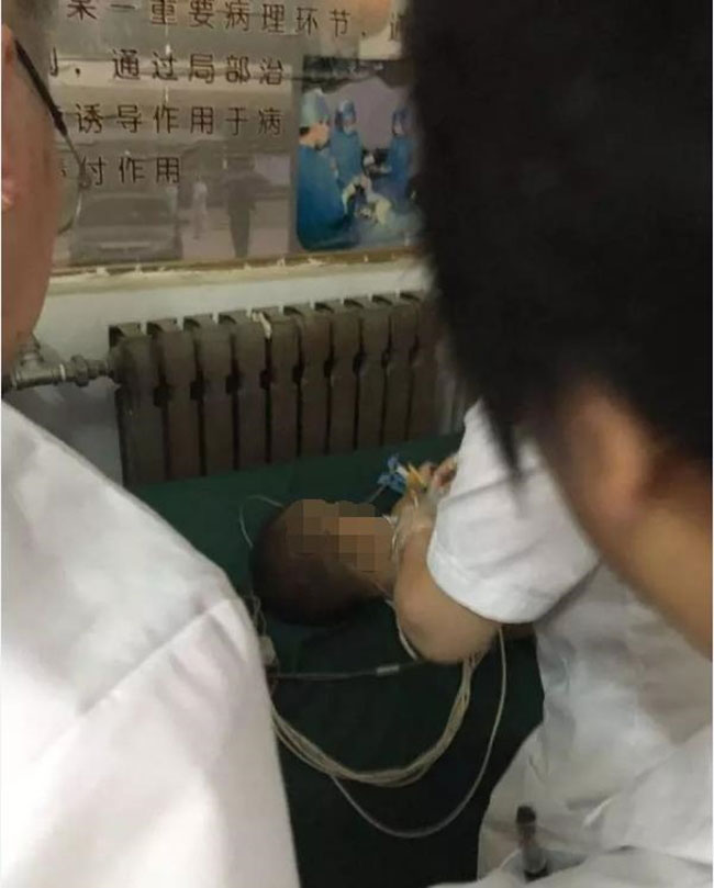 Xót xa bé trai tử vong vì trò tung hứng của mẹ - 2