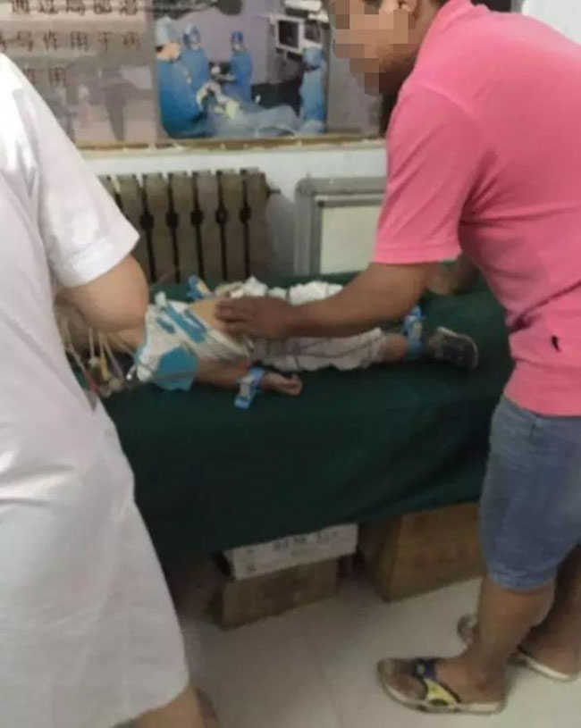 Xót xa bé trai tử vong vì trò tung hứng của mẹ - 3