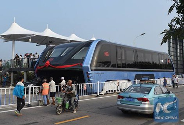 Trung Quốc chạy thử “siêu xe chống tắc đường” - 1