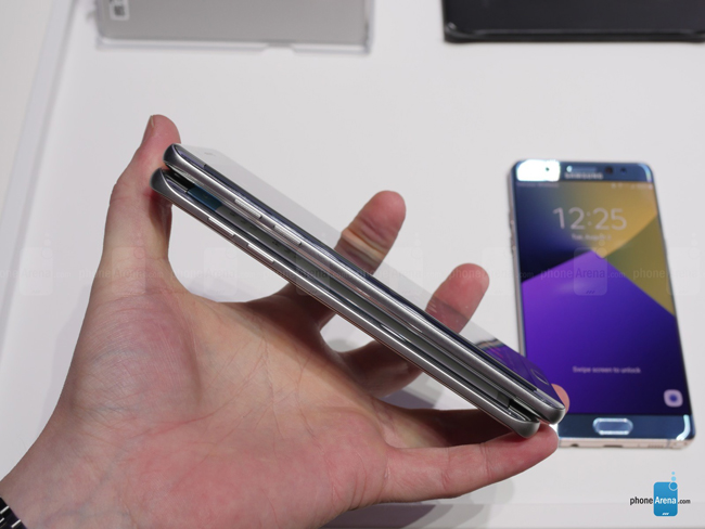 Thoạt nhìn, Note 7 có thiết kế rất giống Galaxy S7 Edge, từ kích thước cho tới kiểu dáng
