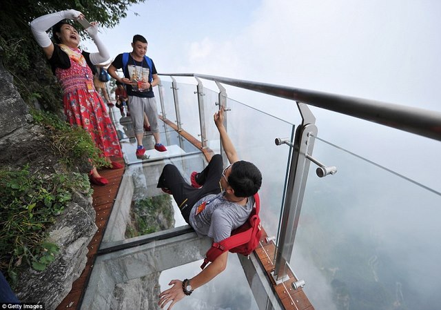 TQ: Rợn người cầu kính vắt vẻo quanh núi cao 1.400m - 5