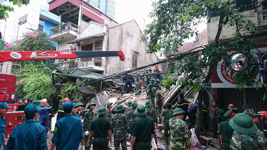 Hà Nội: Sập nhà phố cổ, ít nhất 5 người mắc kẹt - 1