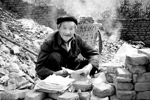 Cha nghèo cháy cùng 700 triệu khiến con chết lặng - 1