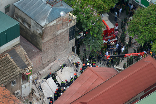 Chùm ảnh hiện trường đổ nát sau vụ sập nhà 4 tầng ở HN - 1