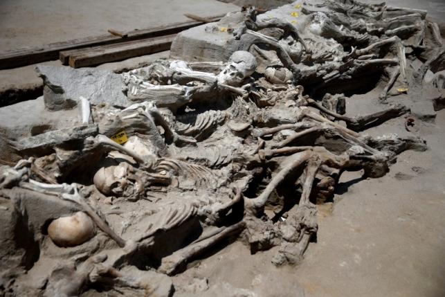 Bí ẩn 80 bộ xương người bị trói tay bằng xích ở Hy Lạp - 5