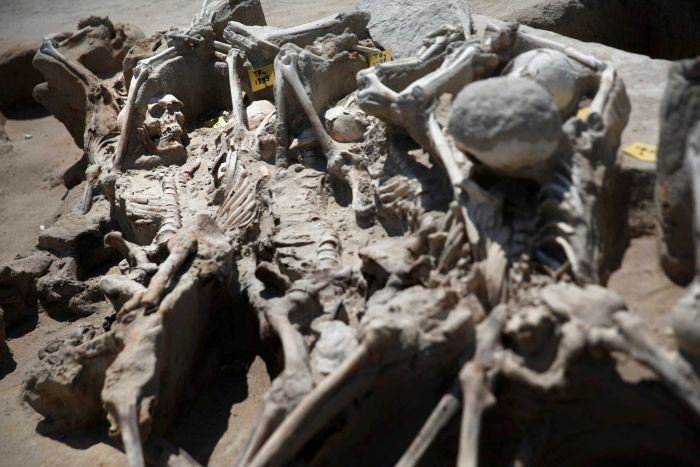 Bí ẩn 80 bộ xương người bị trói tay bằng xích ở Hy Lạp - 4