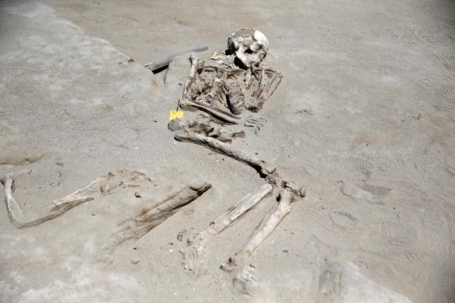 Bí ẩn 80 bộ xương người bị trói tay bằng xích ở Hy Lạp - 6