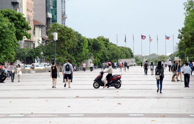 Xe máy phóng trên phố đi bộ ở Sài Gòn, du khách ngán ngẫm - 1