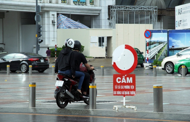 Xe máy phóng trên phố đi bộ ở Sài Gòn, du khách ngán ngẫm - 2