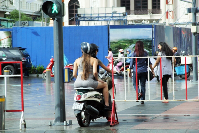 Xe máy phóng trên phố đi bộ ở Sài Gòn, du khách ngán ngẫm - 3