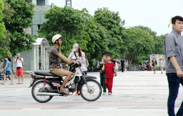 Xe máy phóng trên phố đi bộ ở Sài Gòn, du khách ngán ngẫm - 4